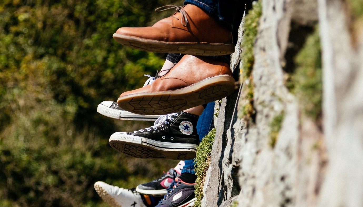 Fötter vid en bergvägg.