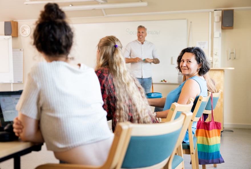 Lärare står framför sin klass i ett klassrum