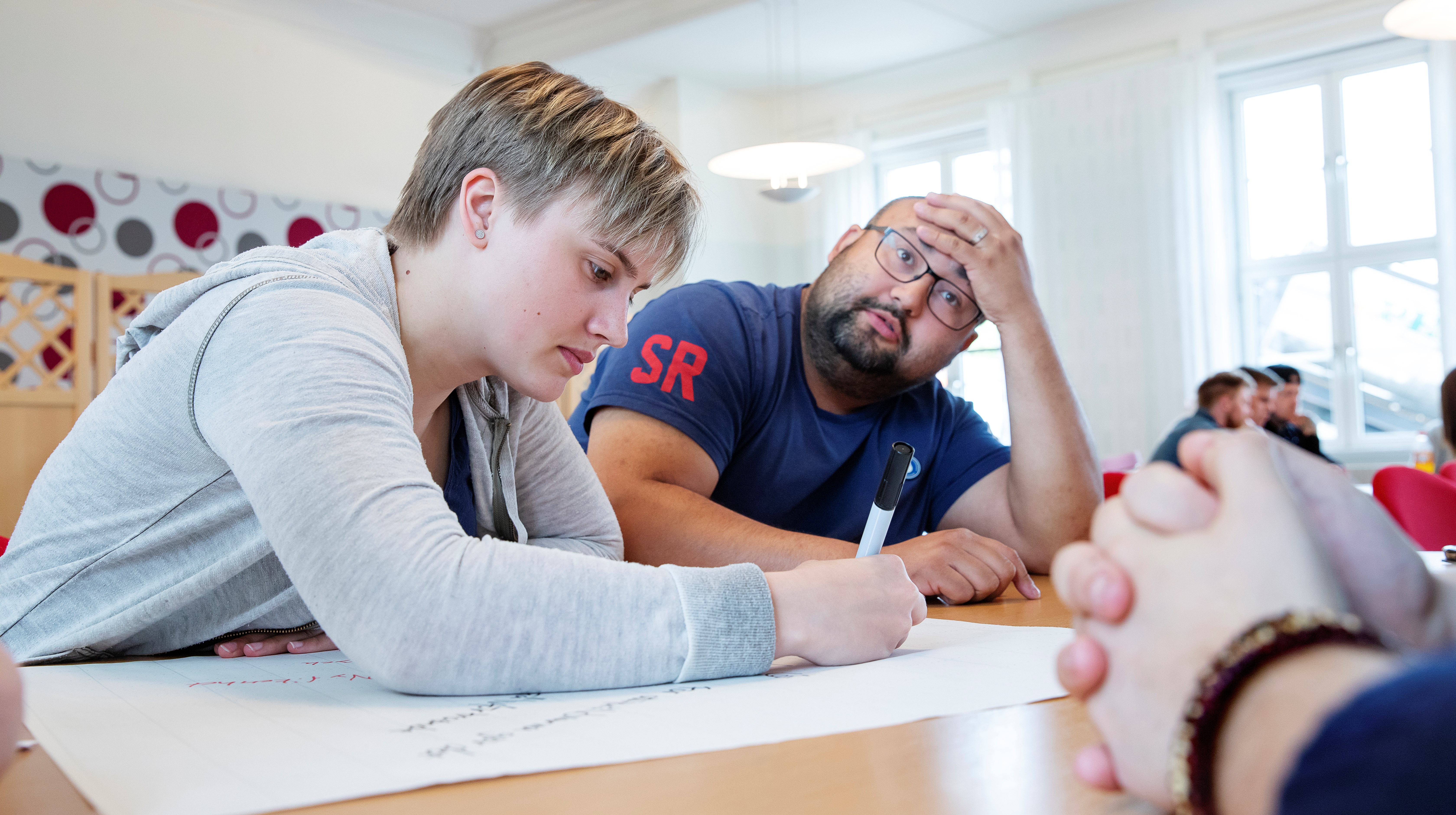 Två män sitter i ett klassrum