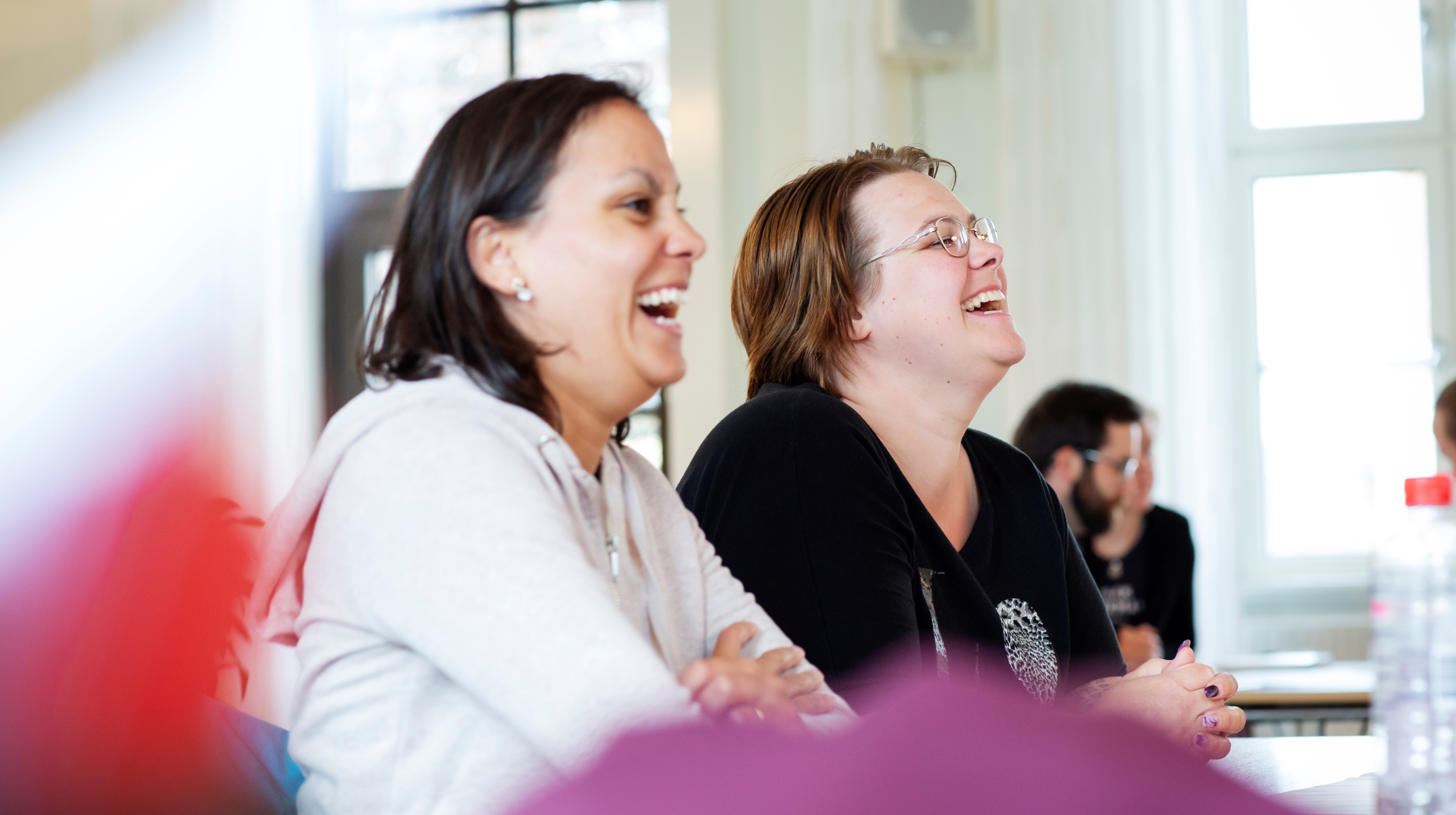Två kvinnor som skrattar 