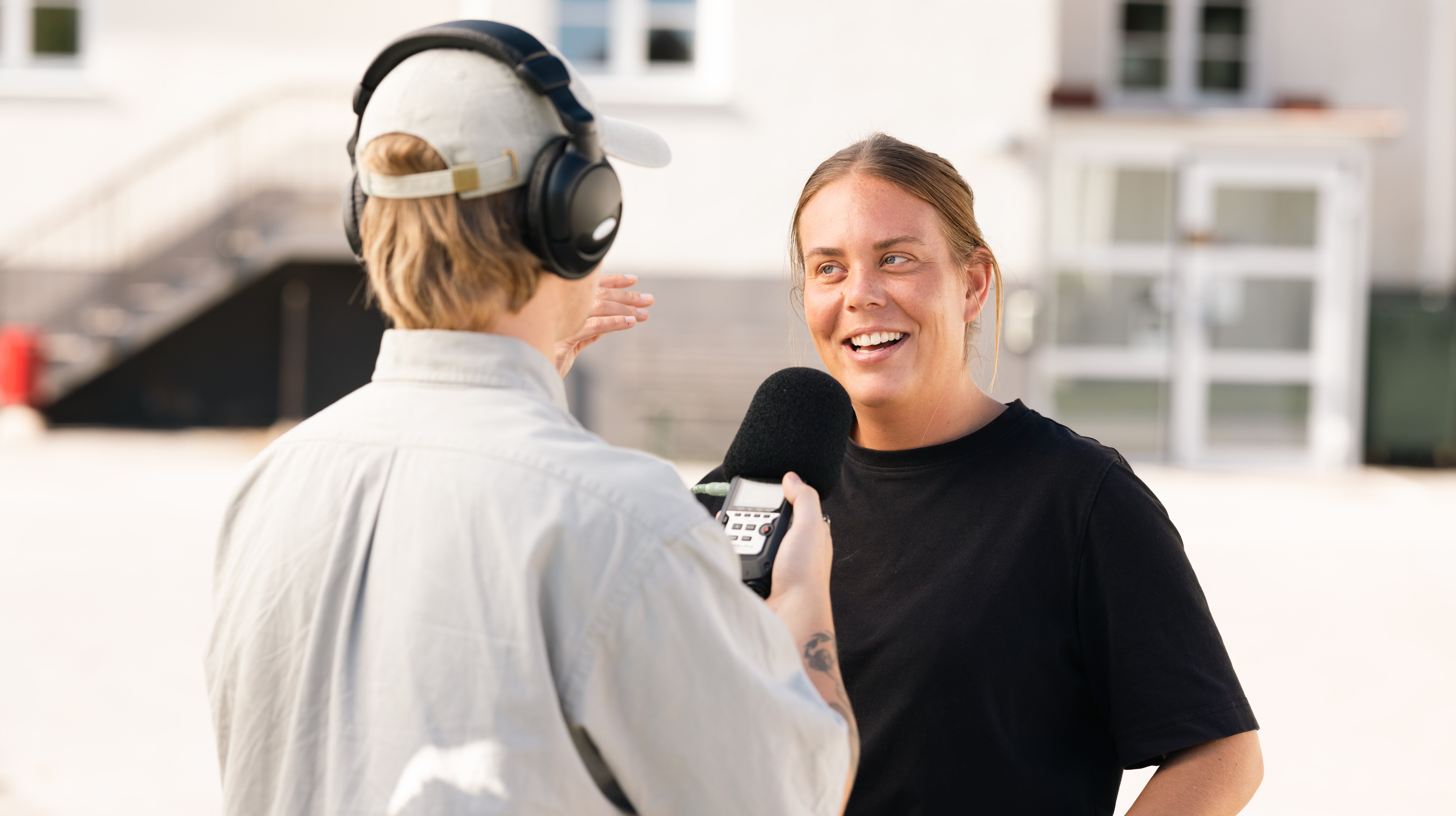 En deltagare på radiojournalistutbildningen intervjuar en annan person.