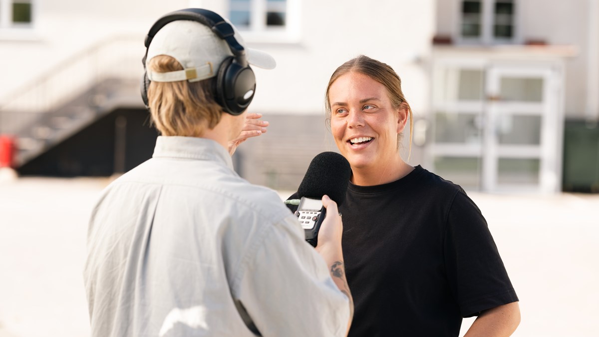 En deltagare på radiojournalistutbildningen intervjuar en annan person.