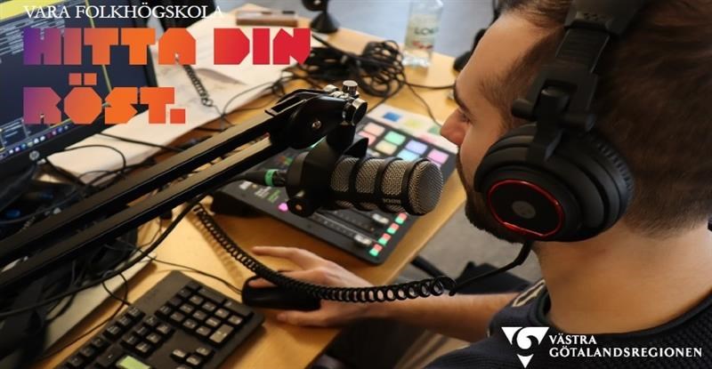 Person som sitter bakom en mikrofon och en datorskärm och sänder radio